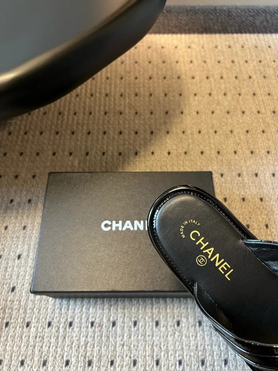 Крупный план задней части стельки с золотистым логотипом Chanel