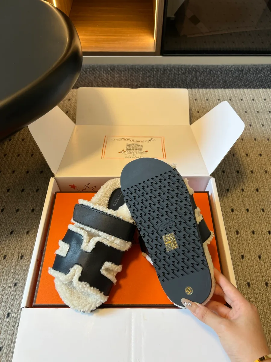 Рифлёная подошва шлёпанцев из TPU с фирменным узором