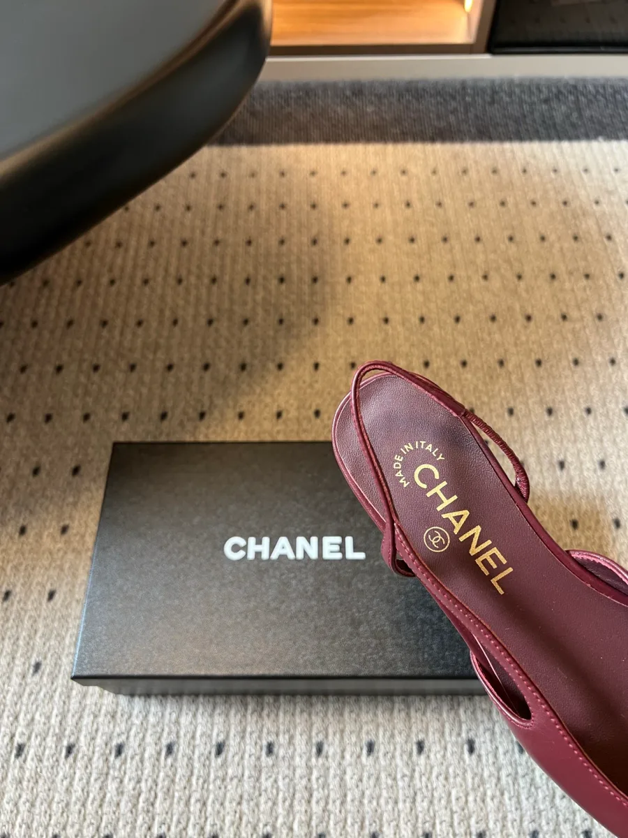 Кожаная стелька с тисненым золотистым логотипом Chanel и ремешок на пятке крупным планом
