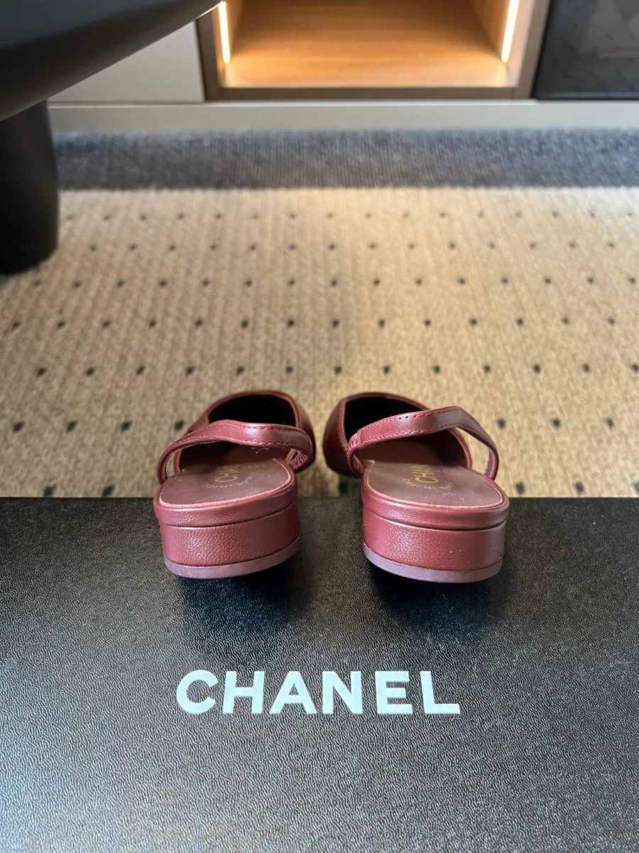 Пара бордовых слингбэков Chanel, вид со стороны задников и низких каблуков