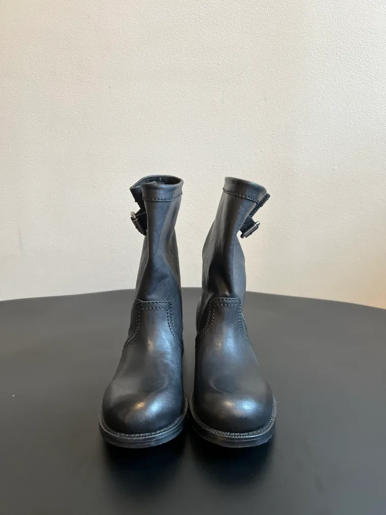 Prada Чёрные кожаные сапоги с пряжкой