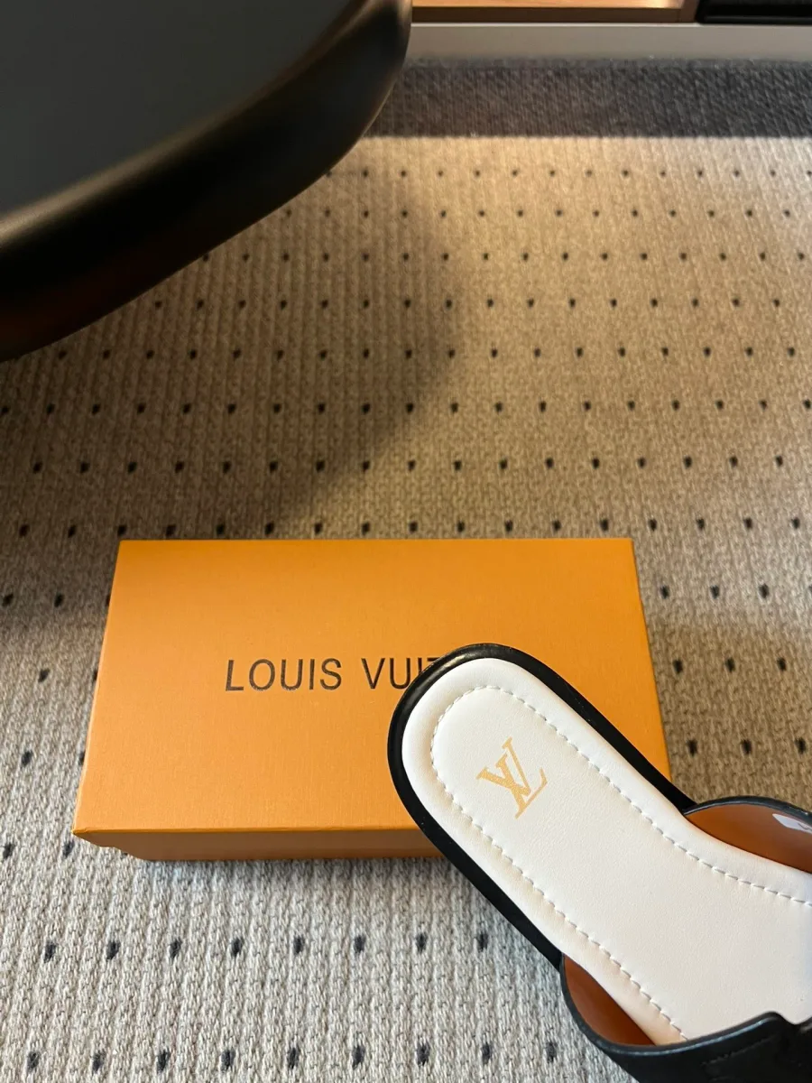 Светлая кожаная стелька шлёпанца с золотистым логотипом Louis Vuitton на пятке