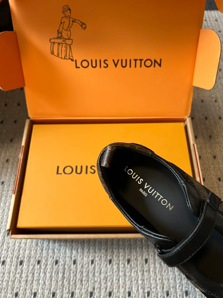 Крупный план внутренней отделки и стельки с надписью Louis Vuitton Paris