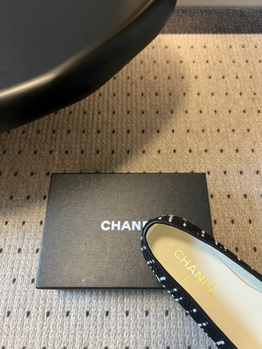 Деталь внутренней светлой стельки с золотистым логотипом Chanel