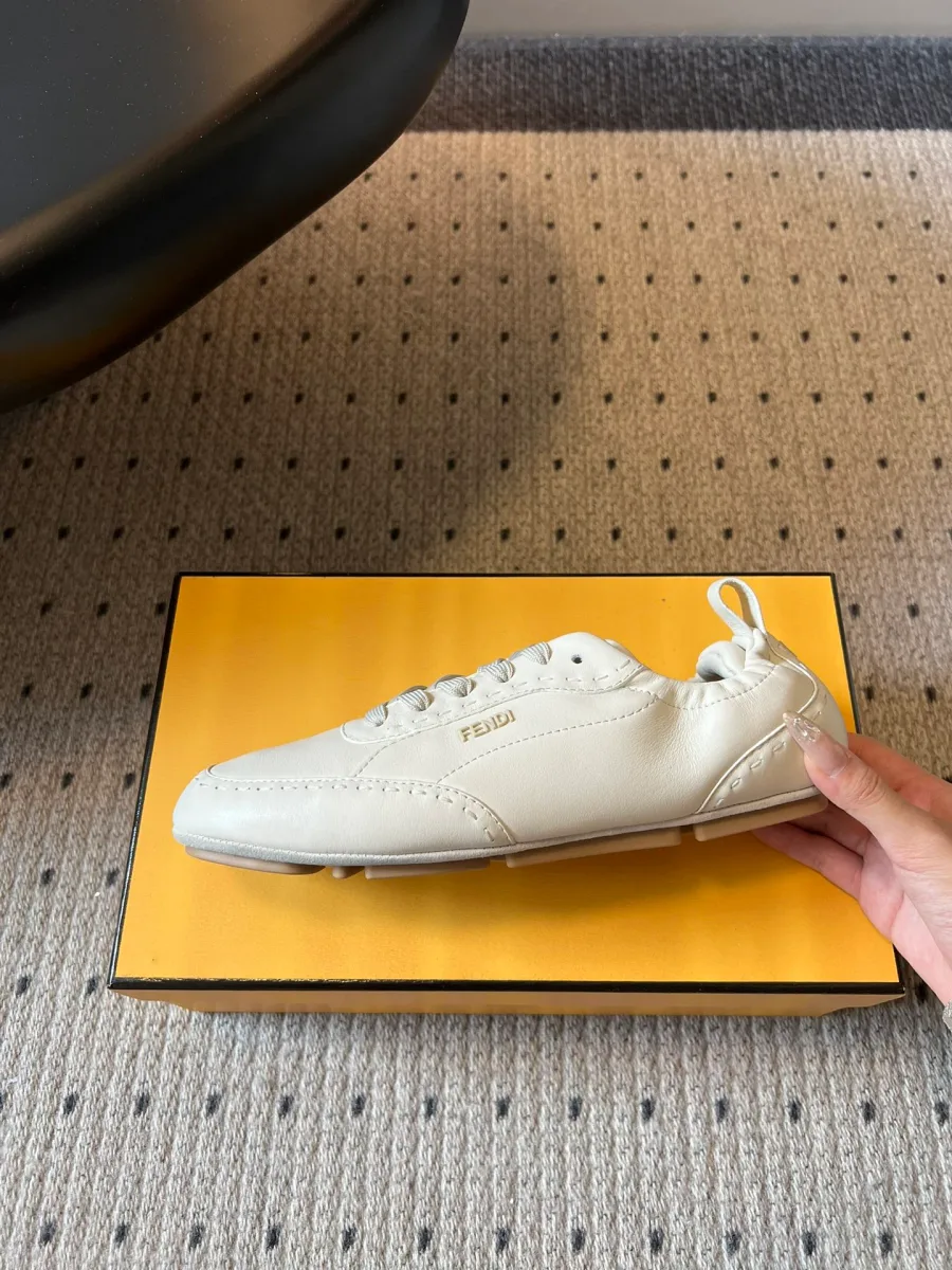 Белый кожаный кед с эластичным задником, вид сбоку