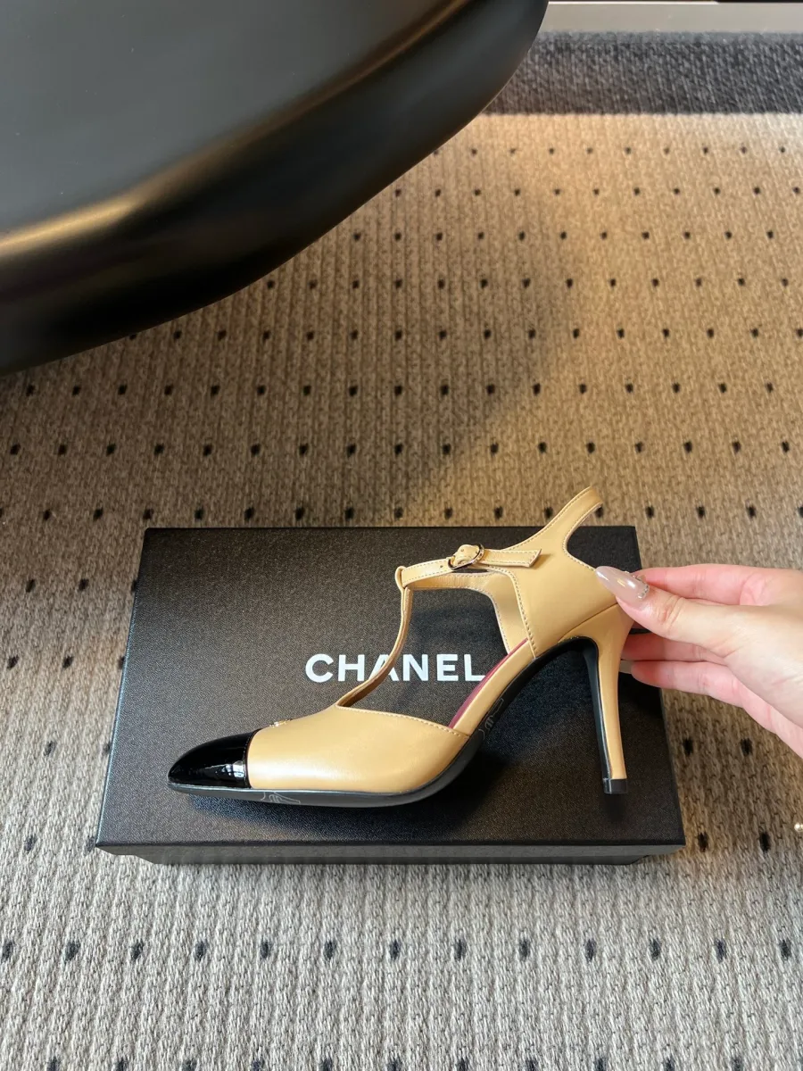 Бежевая туфля Chanel на каблуке 9 см с T-образным ремешком, вид сбоку