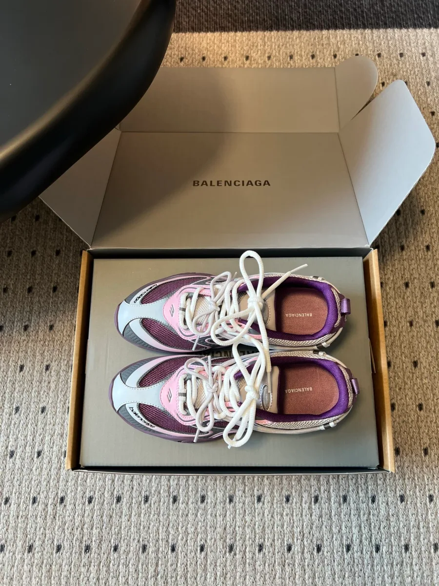Вид сверху на пару кроссовок Radar с белой шнуровкой в коробке