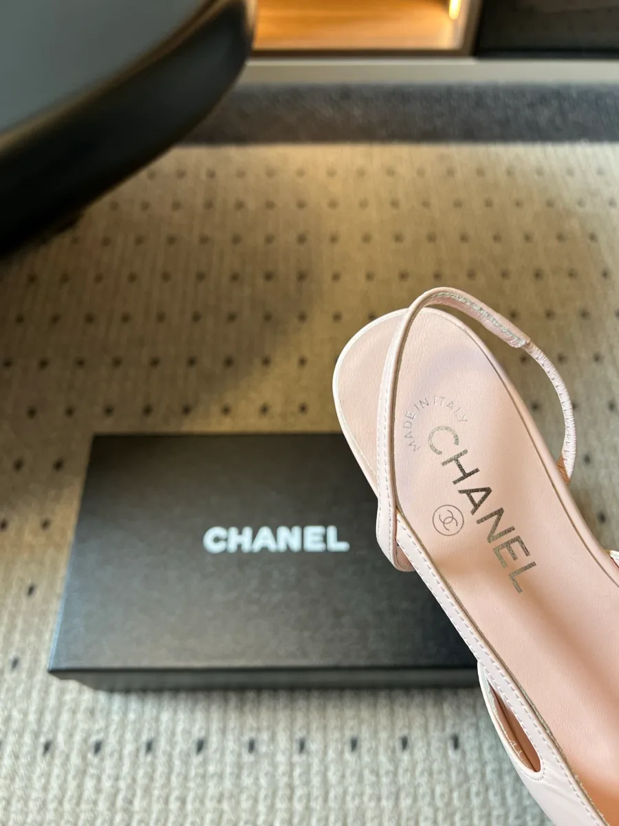 Кожаная стелька слингбэка с тиснением логотипа Chanel крупным планом