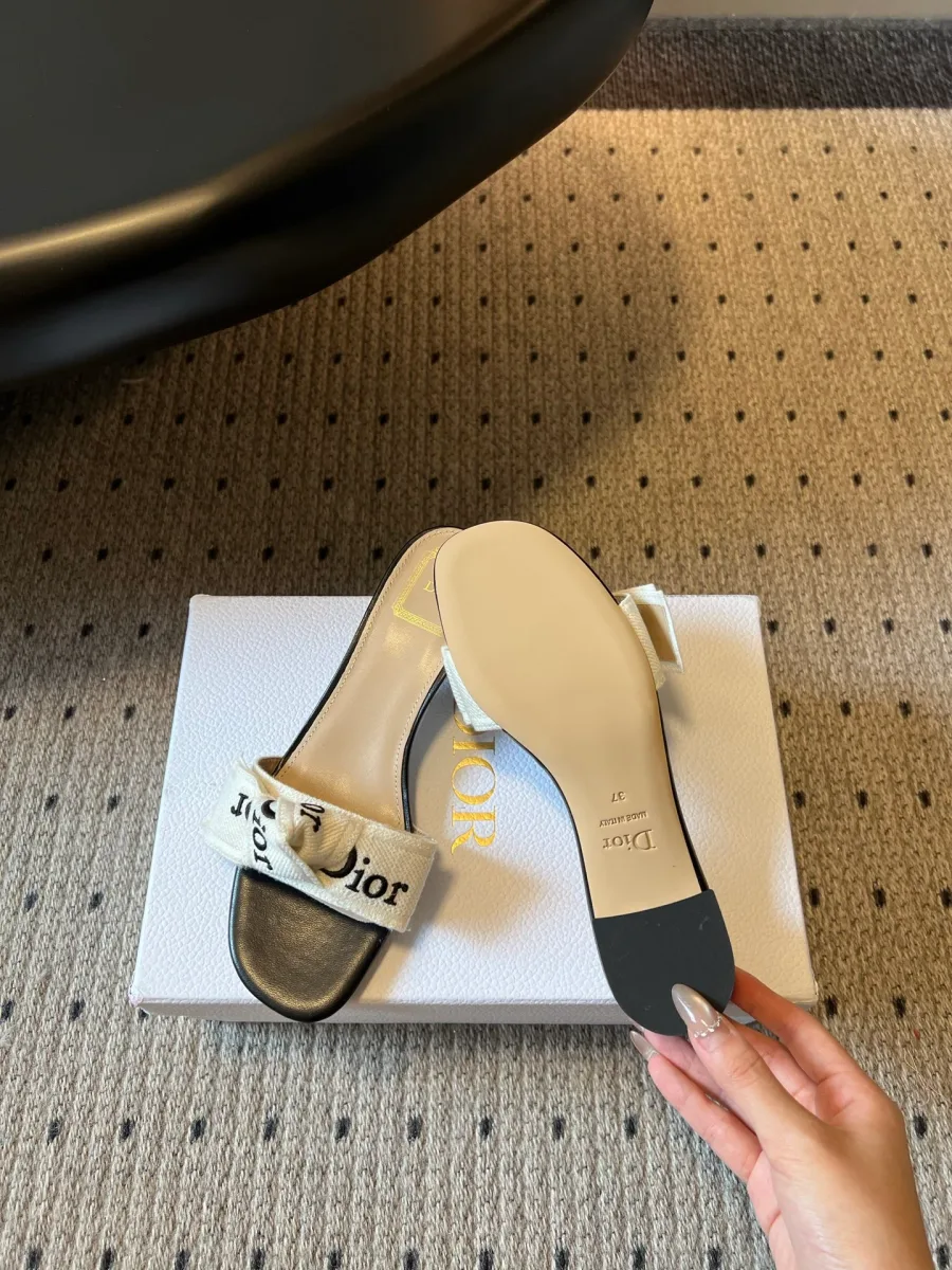 Женские шлепанцы с лентой Dior, вид со стороны подошвы и стельки