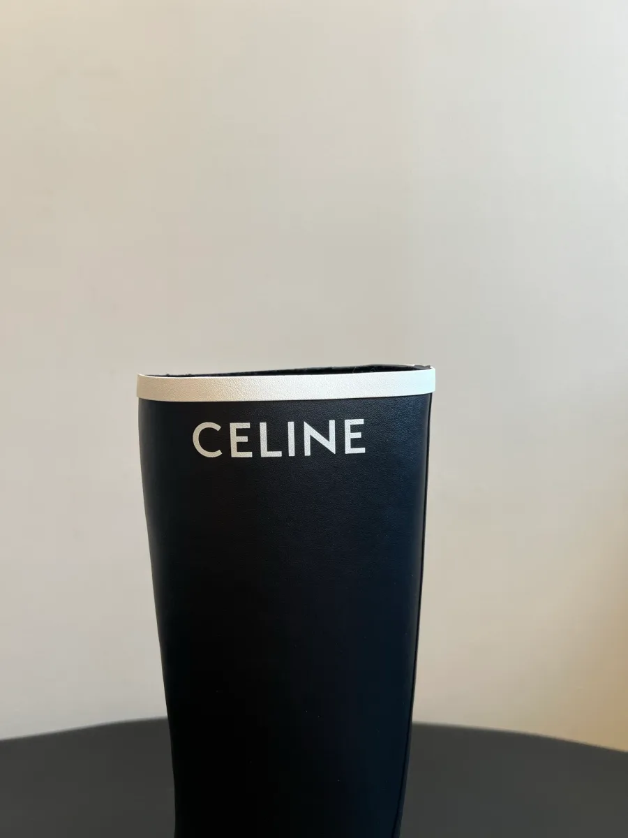 Верхняя часть голенища с контрастной окантовкой и надписью CELINE