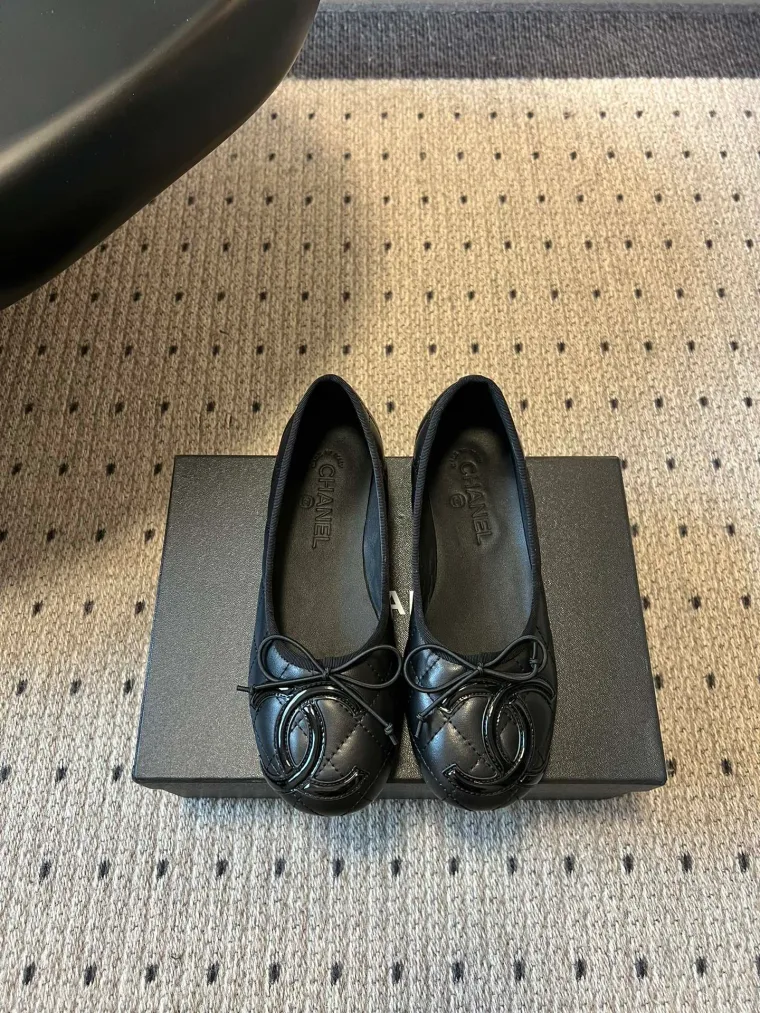 Chanel Чёрные кожаные балетки со стёжкой и бантиком