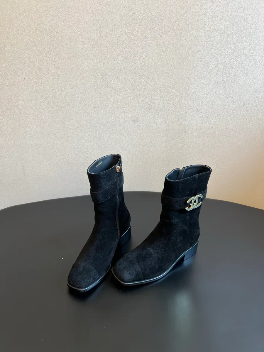 Женские ботильоны Chanel из чёрной замши, ракурс три четверти