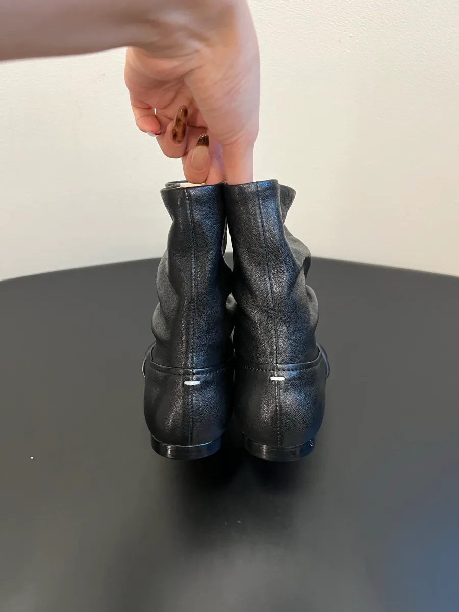 Задняя часть ботильонов с фирменными белыми стежками Margiela