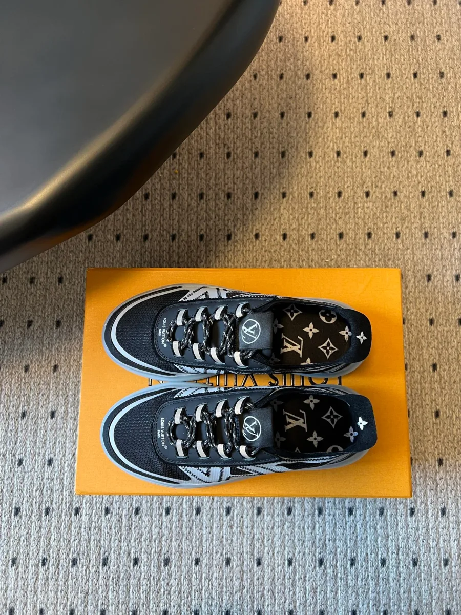Пара кроссовок сверху, видна шнуровка и стелька с узором Monogram