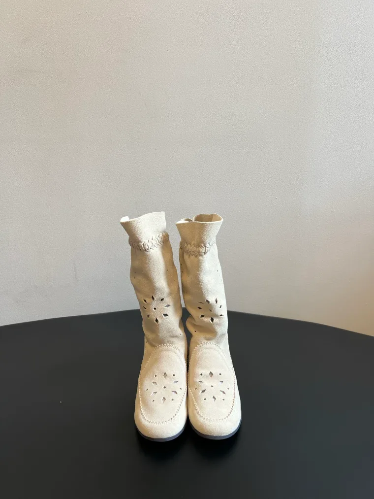 Isabel Marant Бежевые замшевые сапоги с перфорацией и бахромой