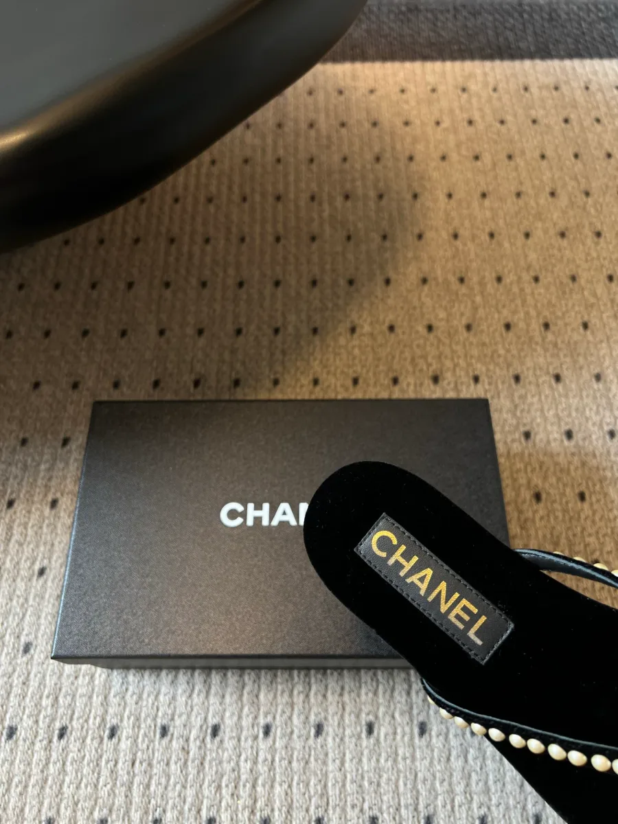 Крупный план пяточной части бархатной стельки с нашивкой Chanel