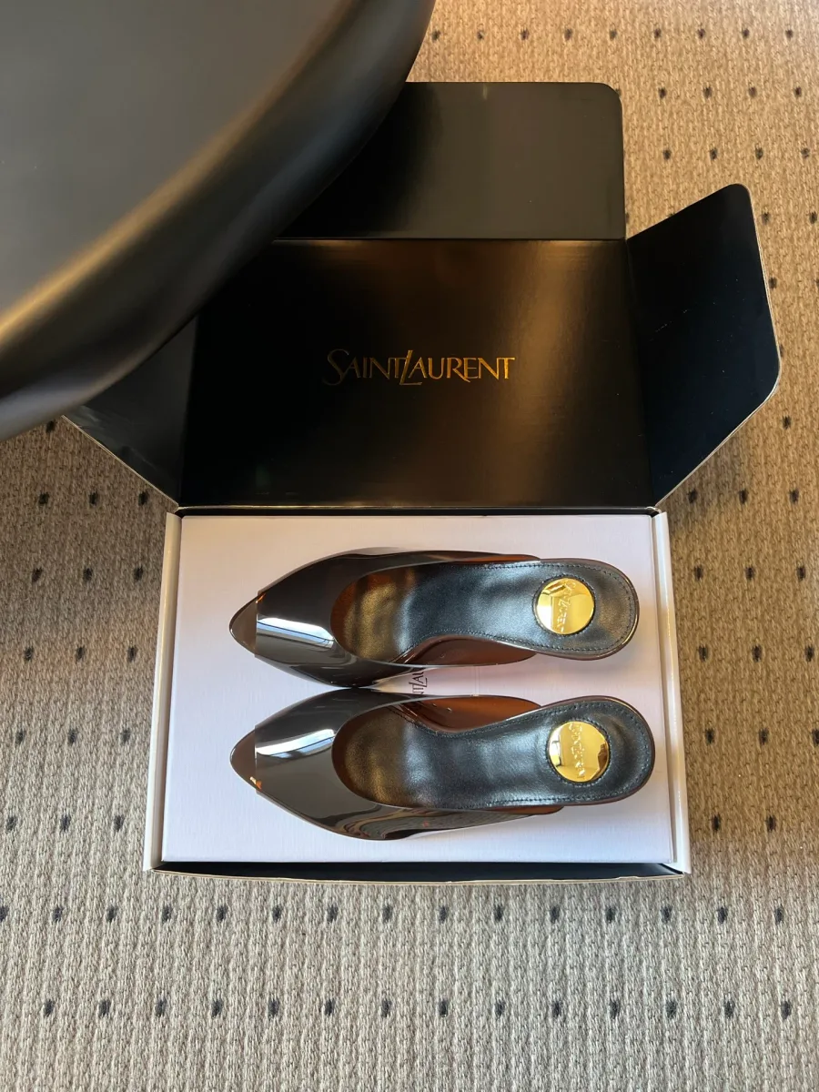Пара коричневых мюлей Saint Laurent в коробке, вид сверху
