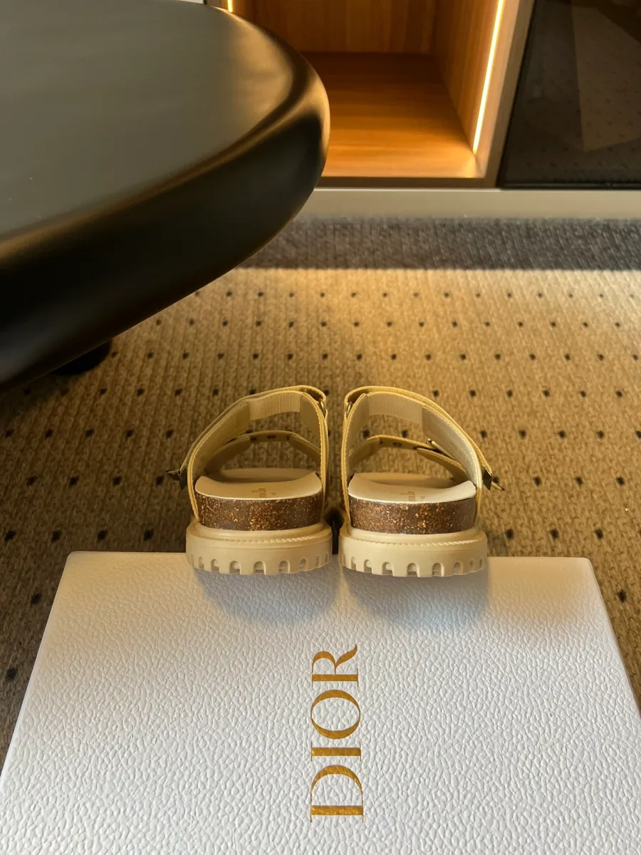 Бежевые кожаные шлепанцы на платформе, вид сзади на коробке DIOR