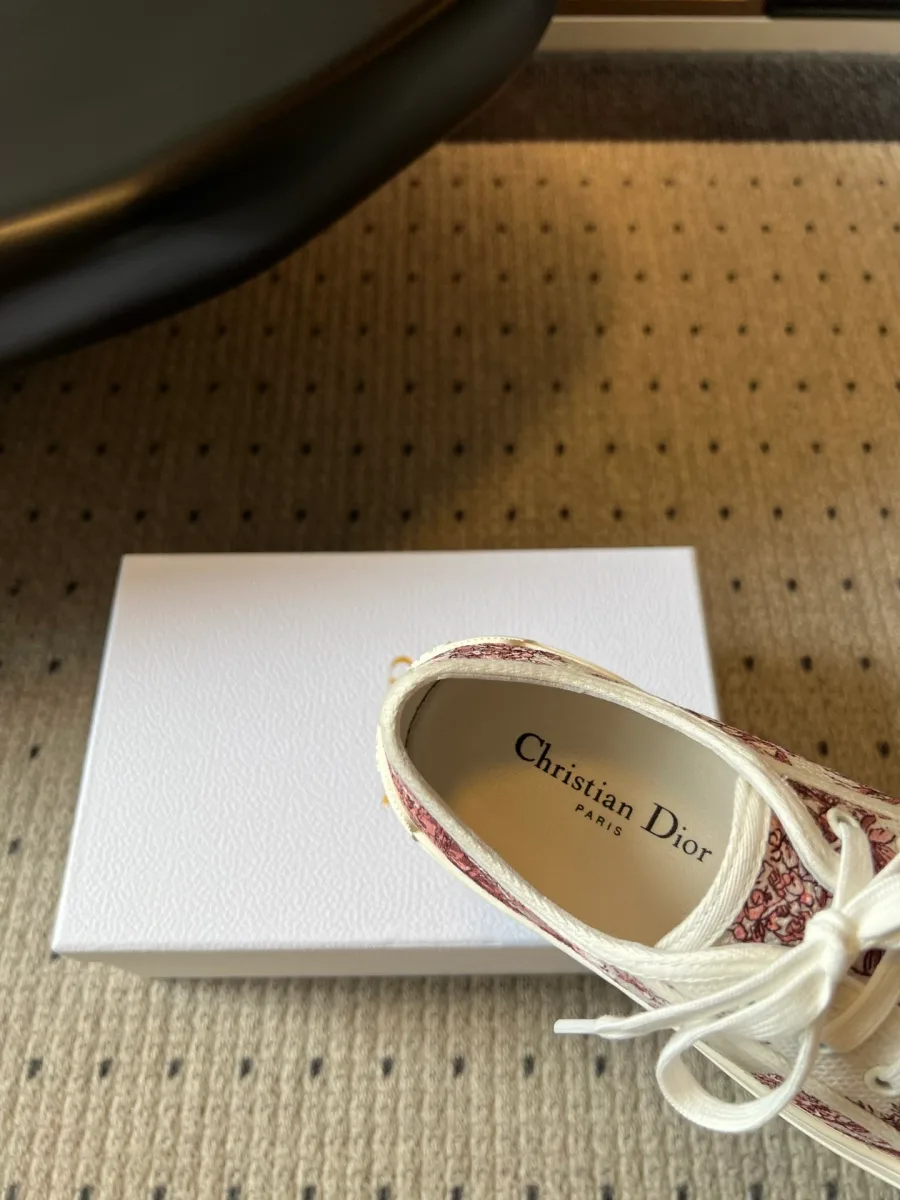 Крупный план подкладки и кожаной стельки с тиснением Christian Dior
