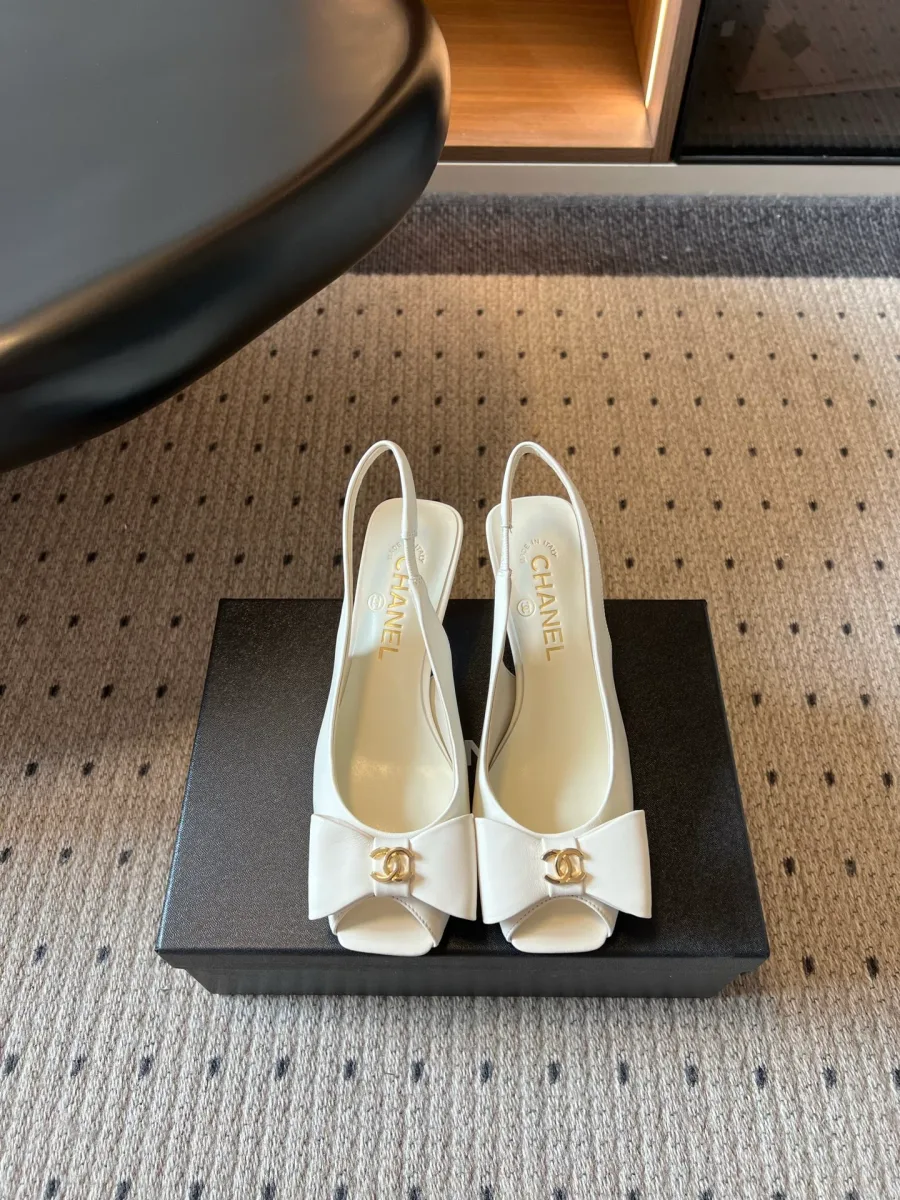 Белые кожаные босоножки slingback с бантом и логотипом, вид спереди