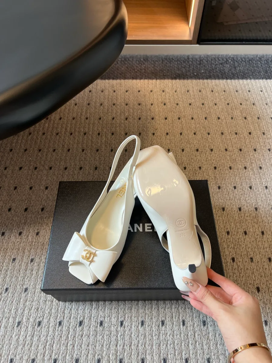 Босоножки slingback с демонстрацией гладкой подошвы и формы мыса