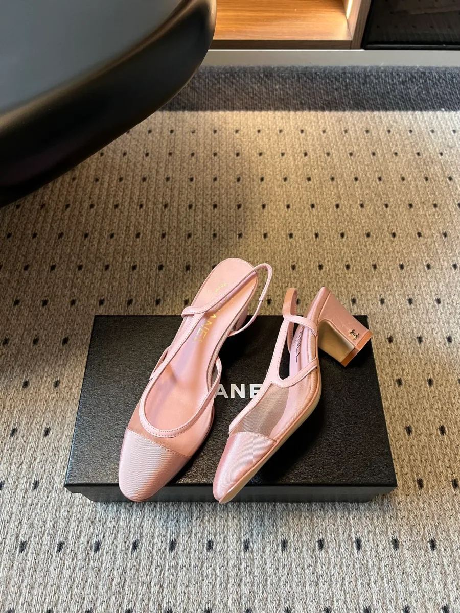 Пара розовых слингбэков Chanel на устойчивом блочном каблуке, ракурс сбоку