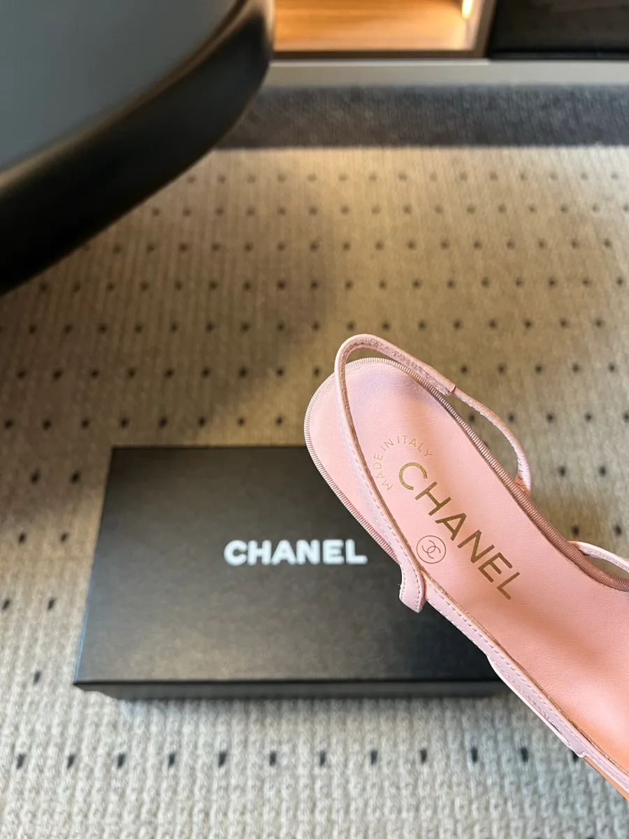 Кожаная стелька розового слингбэка с логотипом Chanel, крупный план