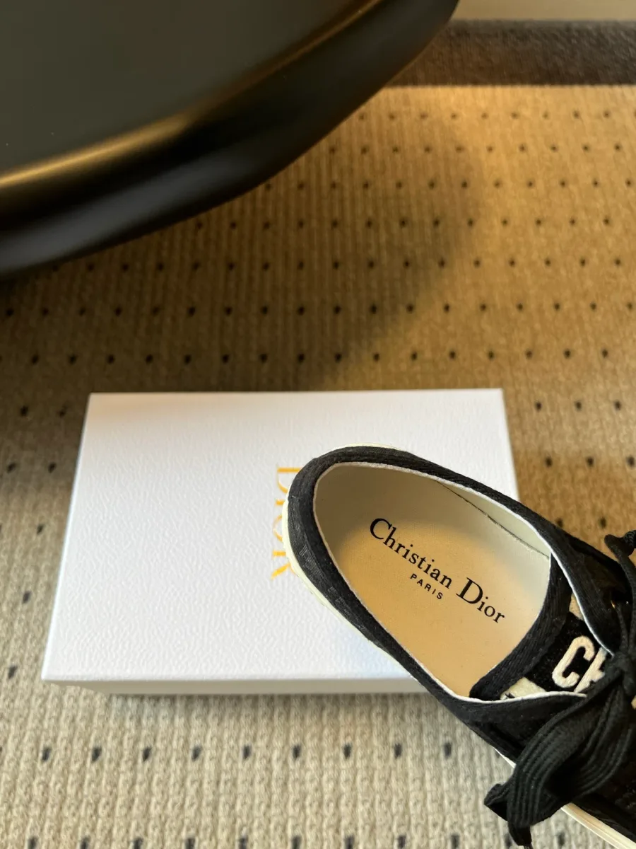 Внутренняя отделка кеда со стелькой с логотипом Christian Dior