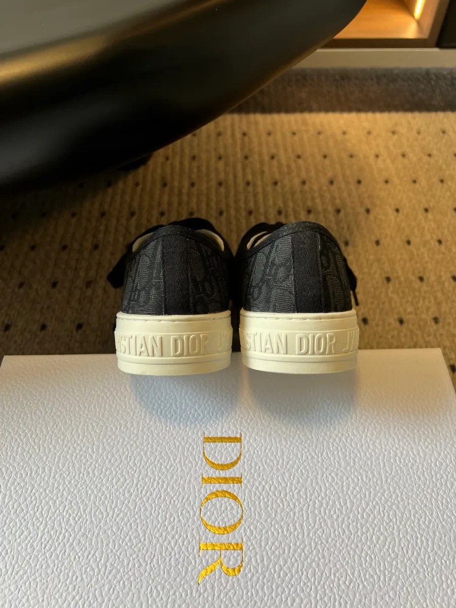 Задняя часть кедов с контрастной рельефной надписью Christian Dior на подошве