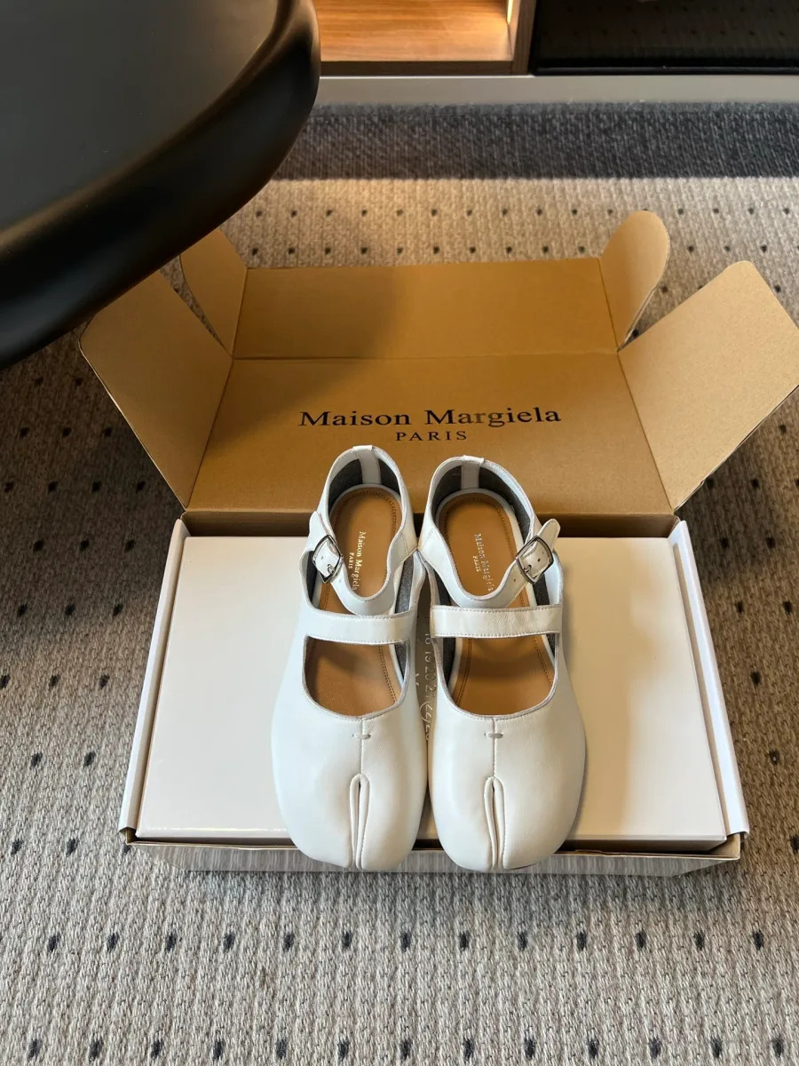 Белые балетки Maison Margiela Tabi Mary Jane в коробке, вид спереди