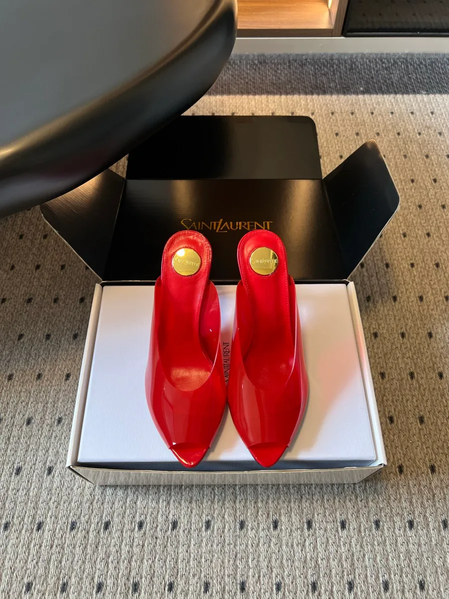 Красные лакированные мюли Saint Laurent с открытым мыском в коробке, вид сверху