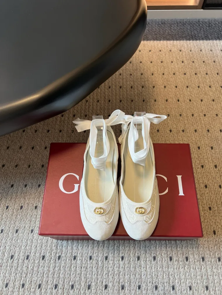 Gucci Белые балетки с лентами на щиколотке и монограммой GG