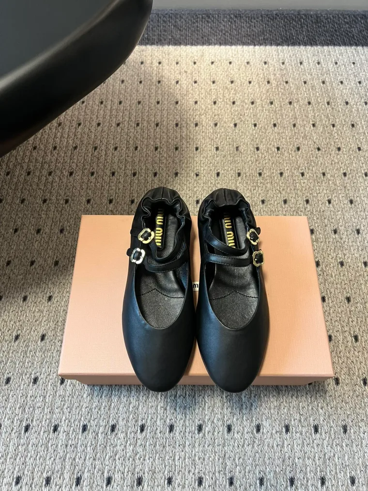 Miu Miu Чёрные кожаные балетки с ремешками