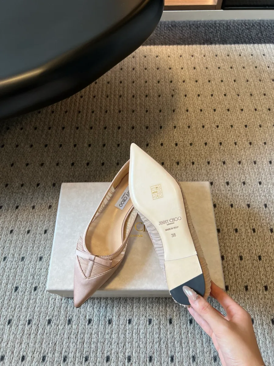 Бежевая балетка Jimmy Choo, демонстрация светлой кожаной подошвы и каблука