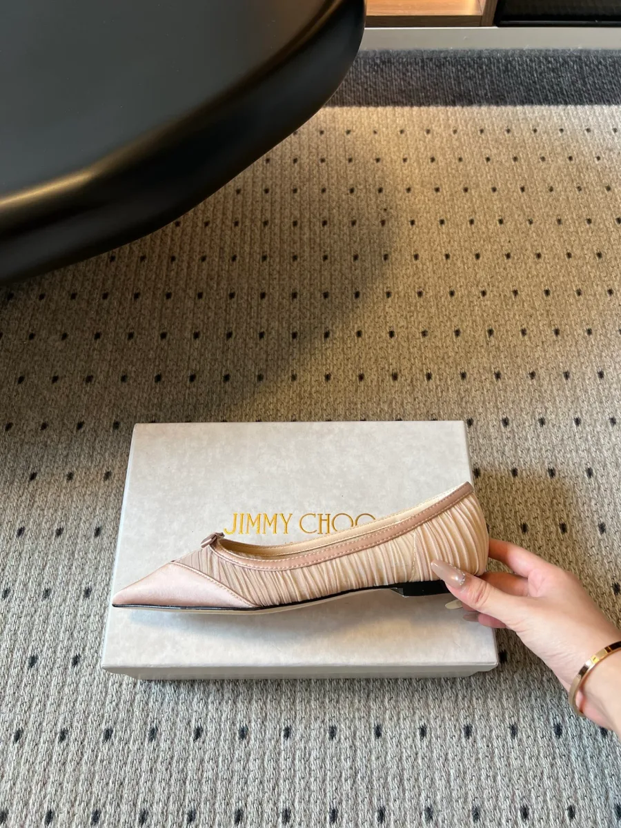 Бежевая балетка Jimmy Choo сбоку, плиссированная отделка боковой части