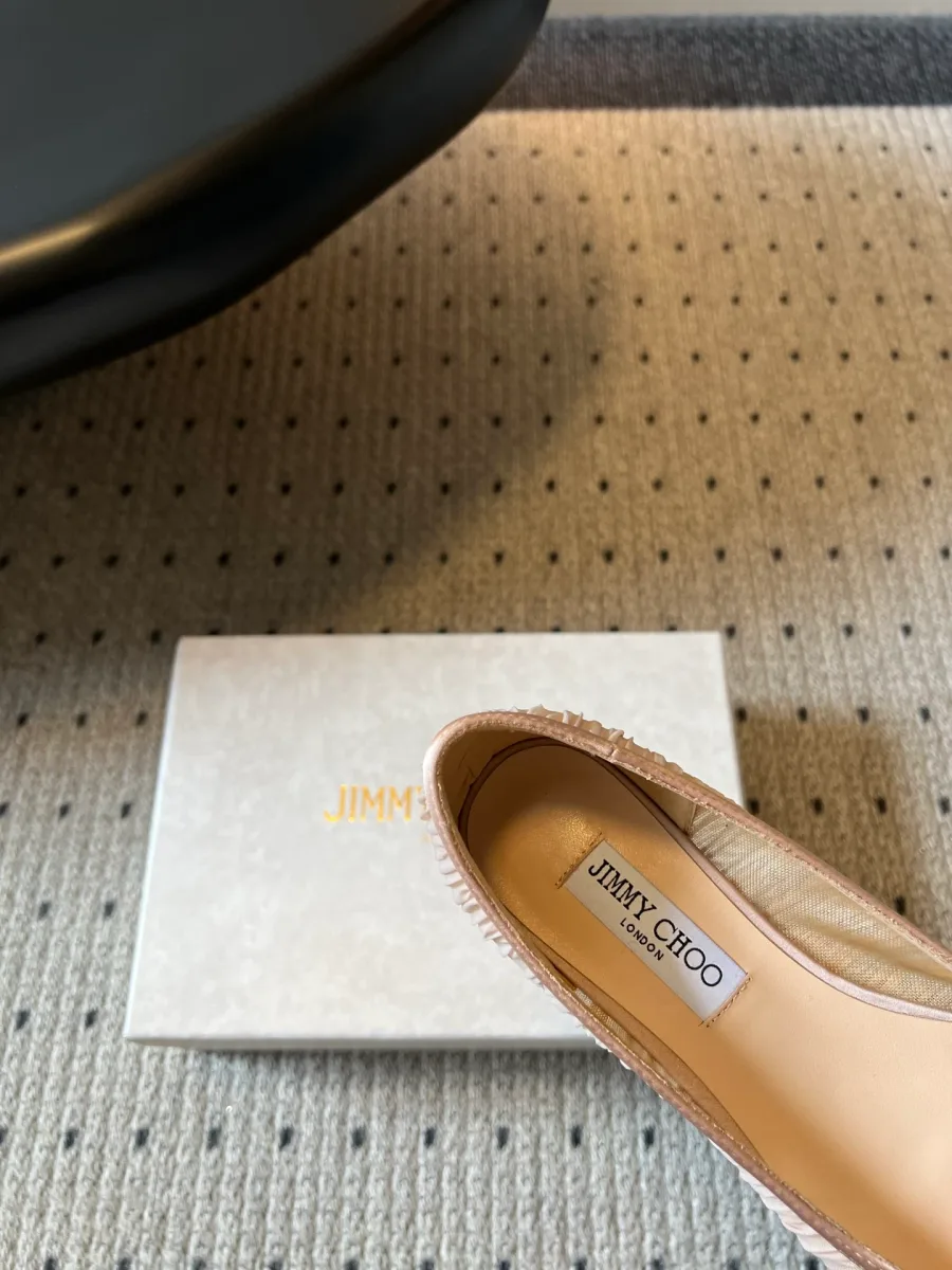 Крупный план внутренней отделки и кожаной стельки с логотипом Jimmy Choo