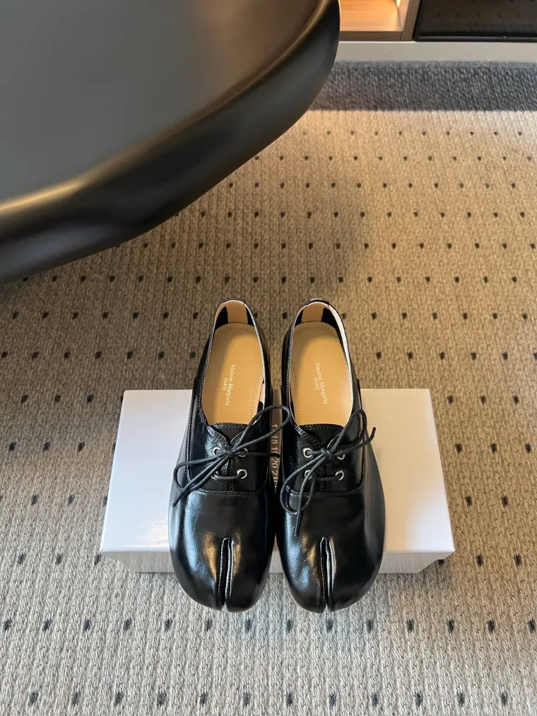Maison Margiela Чёрные туфли Tabi на шнуровке
