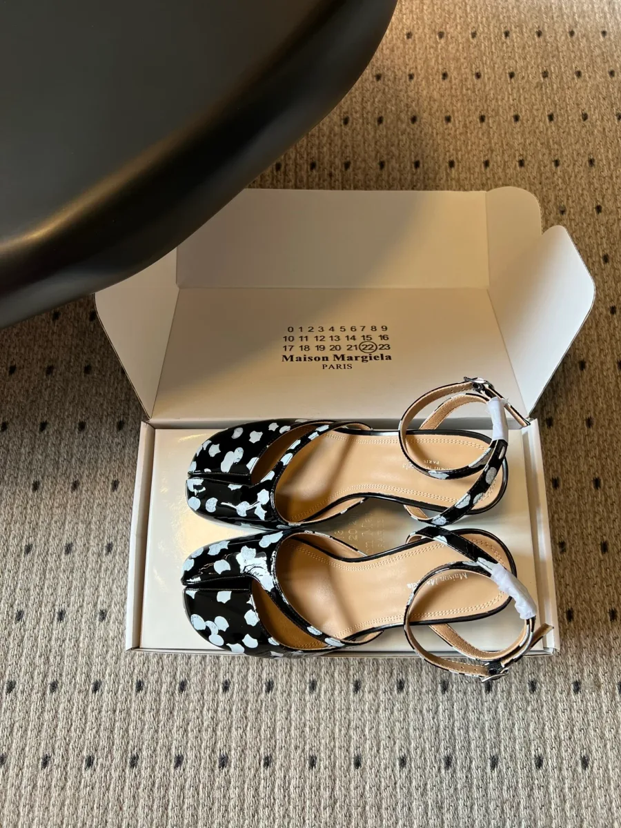 Босоножки Maison Margiela Tabi с принтом в горох, вид сверху