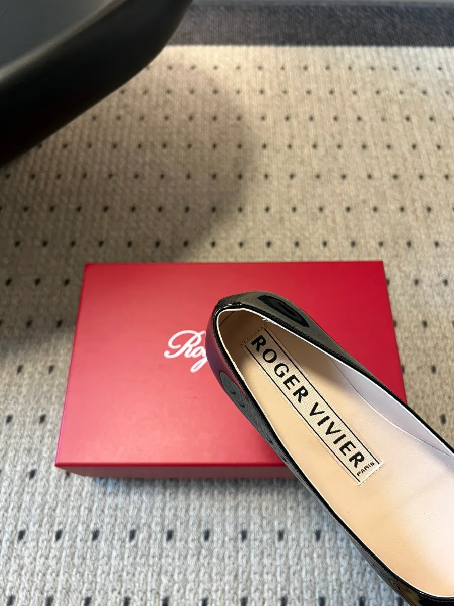 Крупный план пяточной части и светлой стельки с логотипом Roger Vivier