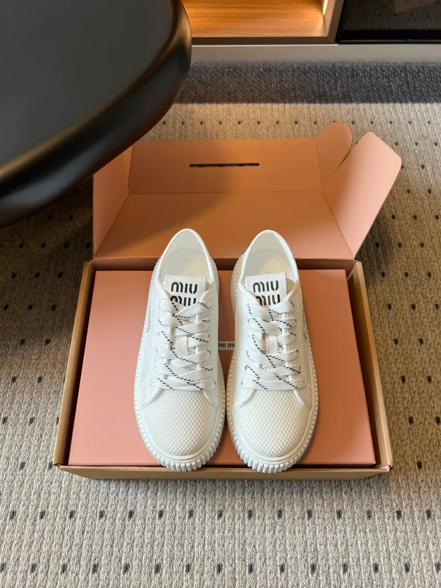Белые кеды Miu Miu из сетки в фирменной коробке, вид сверху