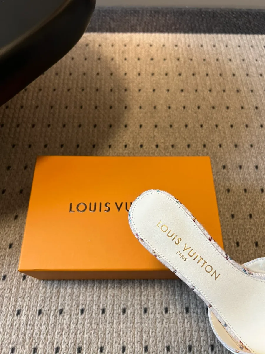 Крупный план кожаной стельки мюли с золотистым тиснением Louis Vuitton Paris