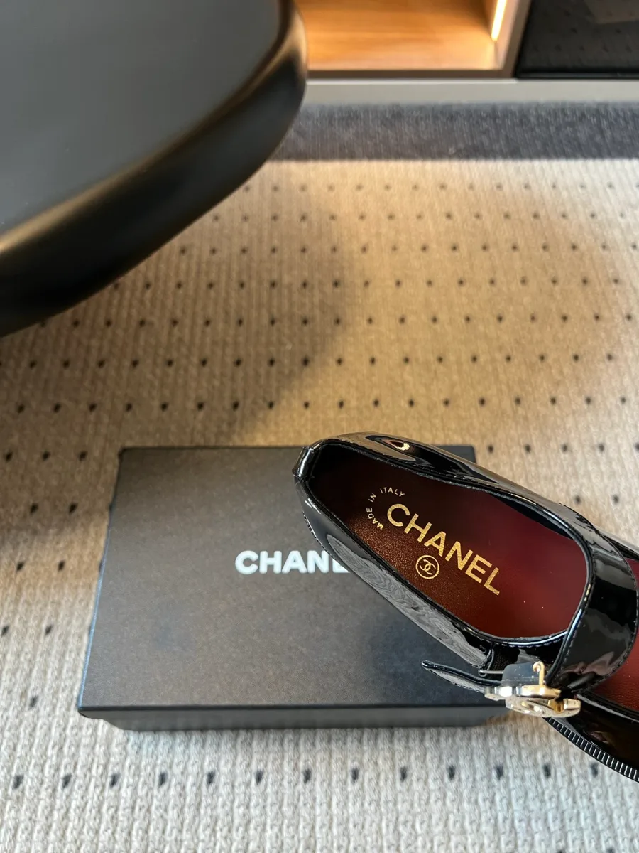 Крупный план внутренней отделки и стельки с логотипом Chanel