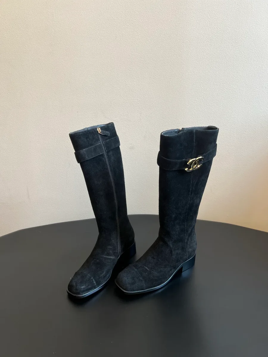 Пара чёрных замшевых сапог Chanel, ракурс три четверти