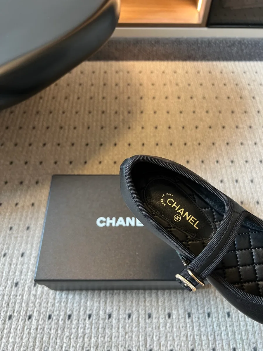 Внутренняя отделка туфли со стеганой кожаной стелькой и золотистым логотипом Chanel