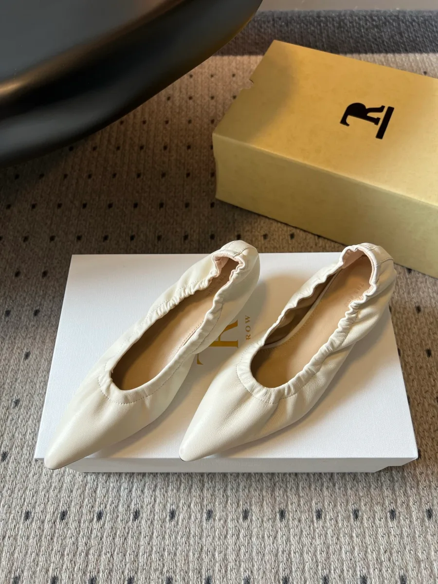 Белые туфли на низком каблуке kitten heel, ракурс сверху под углом