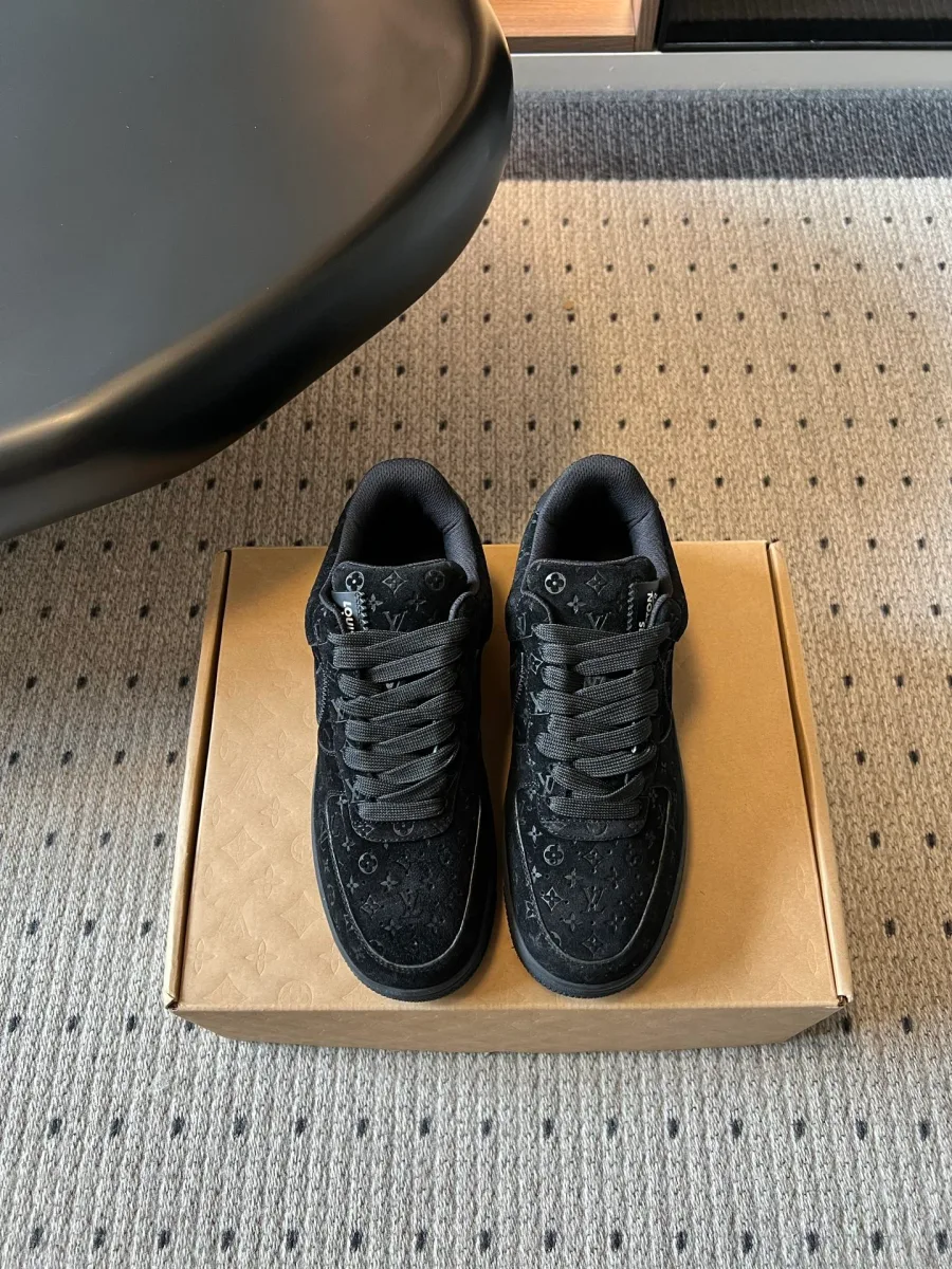 Чёрные кроссовки Louis Vuitton x Nike Air Force 1 Low на коробке, вид сверху