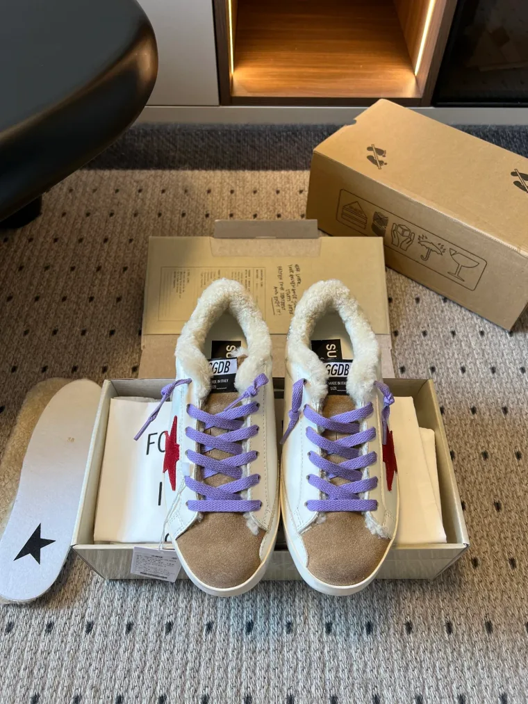 Golden Goose Белые кеды Super-Star с отделкой овчиной и красной звездой