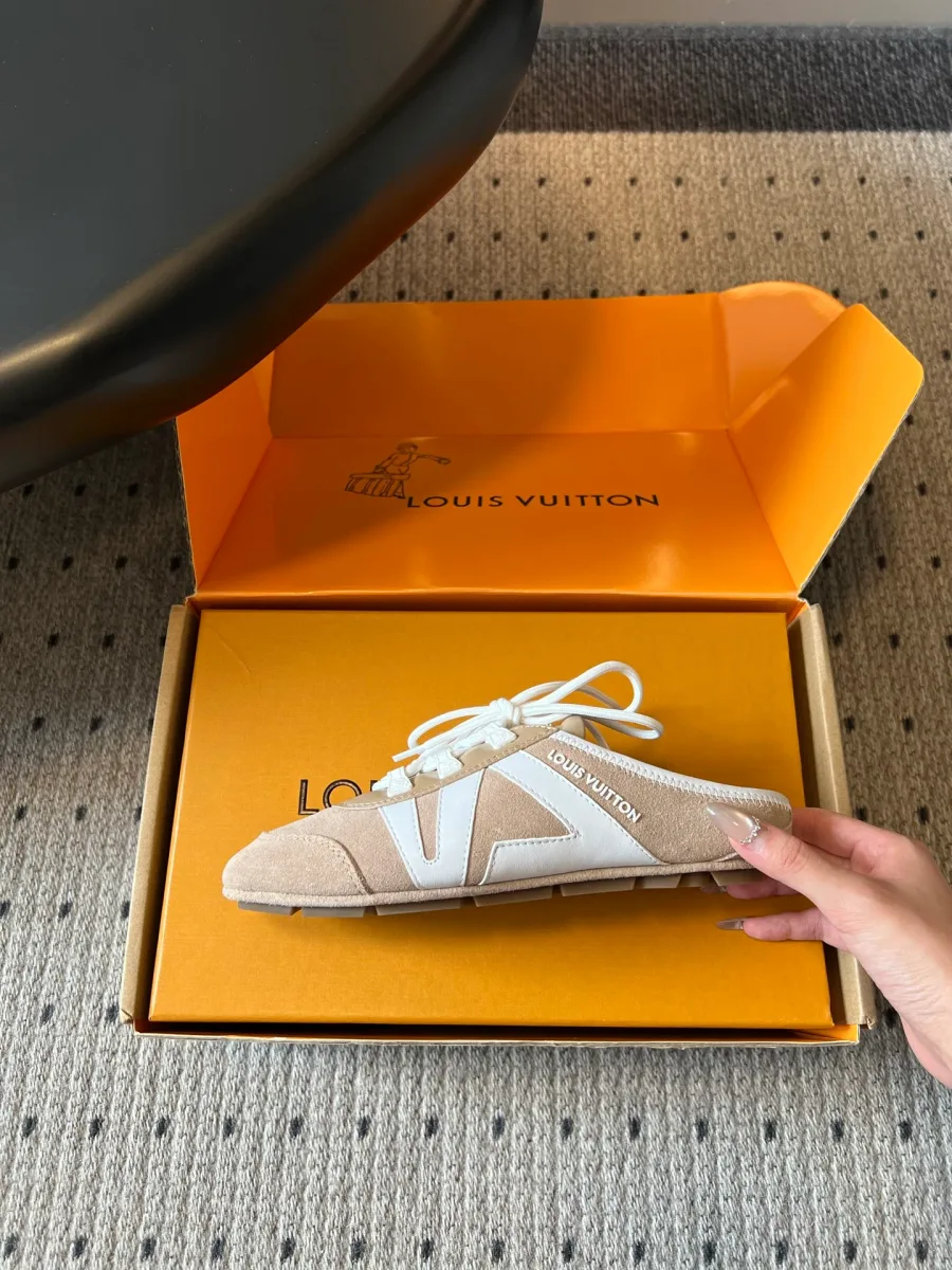 Бежевый кед-мюли с открытой пяткой и надписью Louis Vuitton, вид сбоку