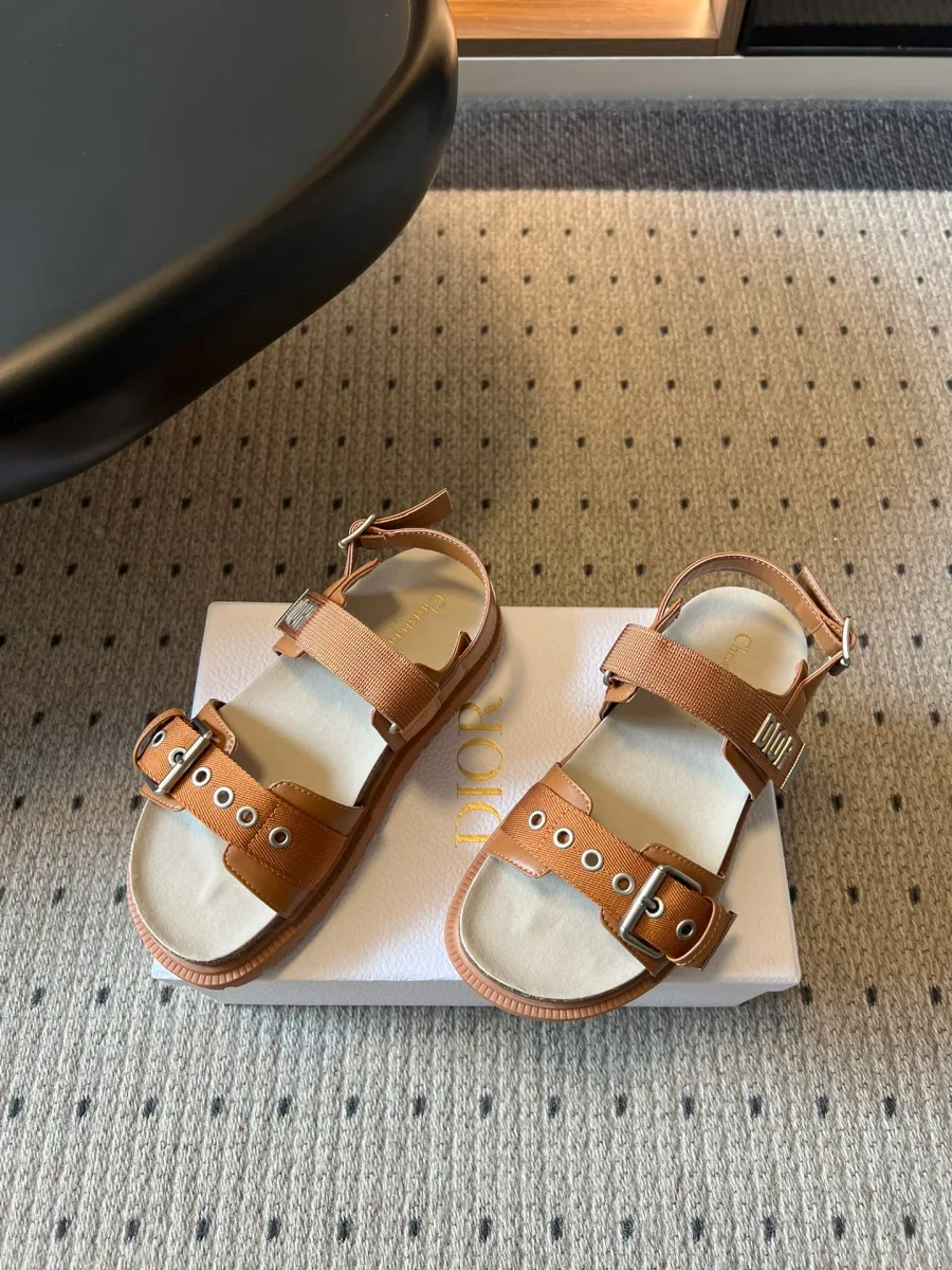 Коричневые сандалии из кожи с металлическими пряжками, ракурс сверху под углом