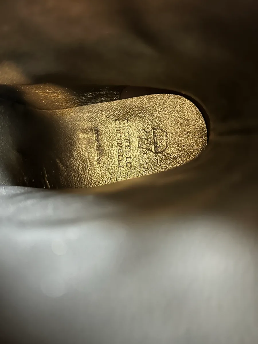Стелька ботильона с золотистым тиснением логотипа Brunello Cucinelli